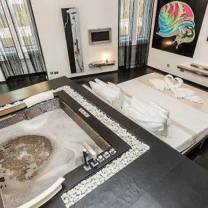 Apartment In Cosmopolitan Hi-tech